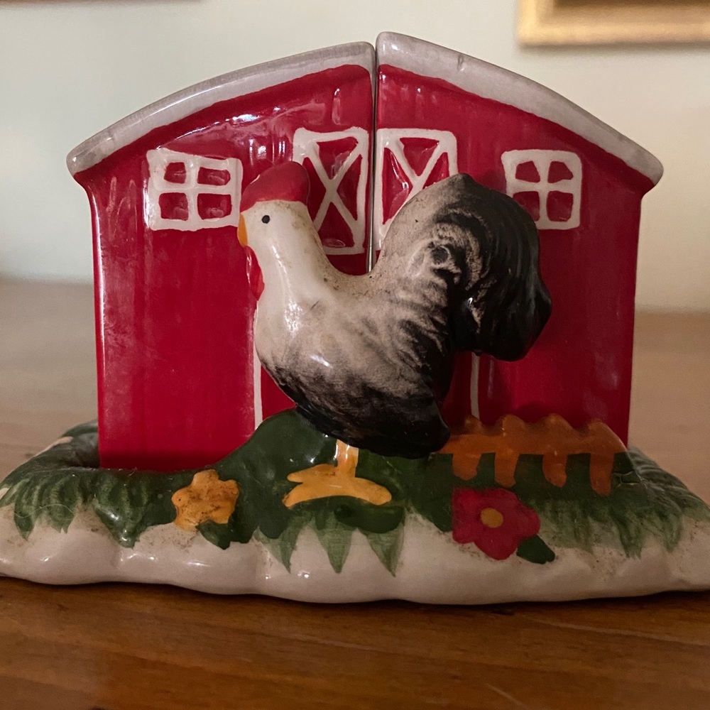 VINTAGE 3PC BARN ROOSTER SALT & PEPPER SHAKER